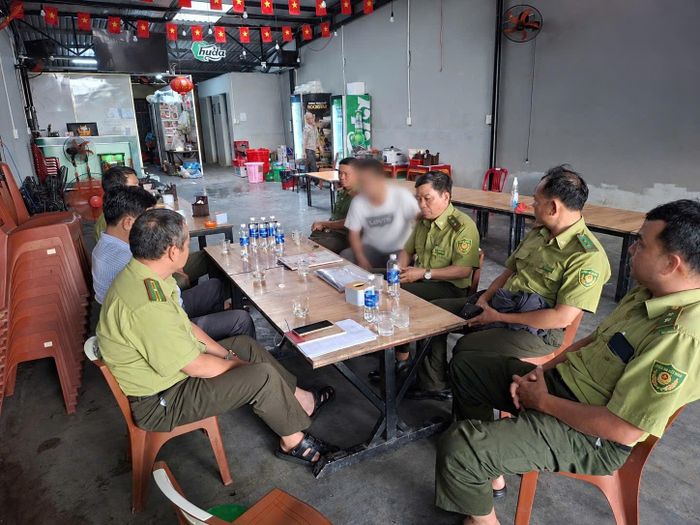 Quán nhậu ở Huế bị phạt vì quảng cáo bán chim trời.