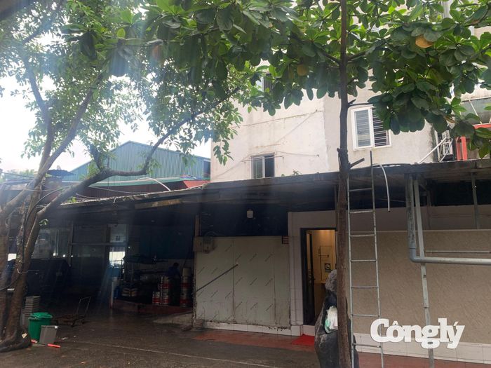Căn nhà xảy ra vụ cháy nhà nhìn từ hướng cửa hàng kinh doanh bên cạnh, nơi một số người đã thoát ra.