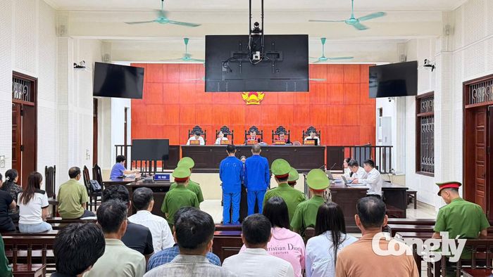 Quang cảnh phiên toà xét xử.