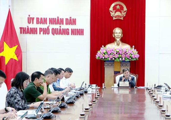 Đồng chí Bùi Văn Khắng, Phó Bí thư Thành ủy, Chủ tịch UBND thành phố, chủ trì cuộc họp.