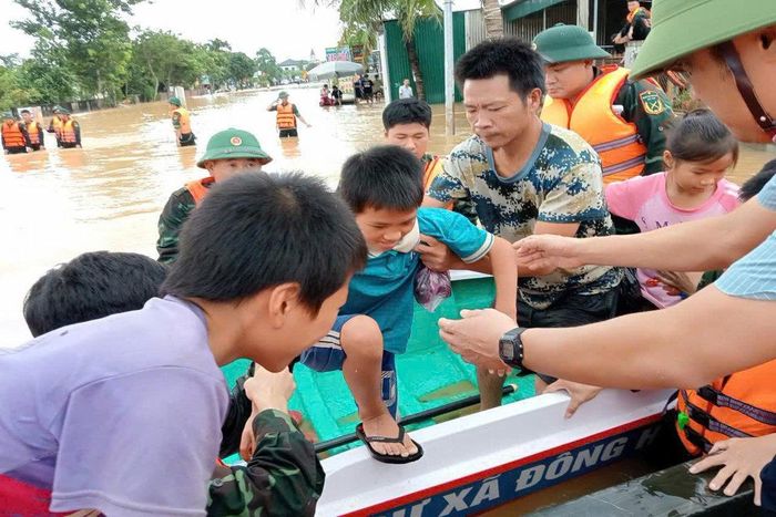 Lực lượng chức năng hỗ trợ sơ tán các hộ dân ra khỏi khu vực nguy hiểm.