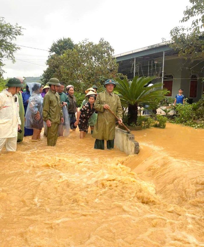 Các lực lượng túc trực tại khu vực nước dâng cao, bảo đảm an toàn cho người dân.