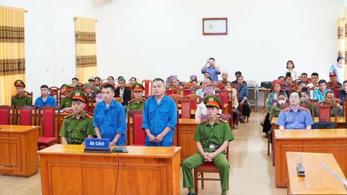 Bị cáo Thào A Tỉnh và Giàng A Nủ tại phiên tòa xét xử.