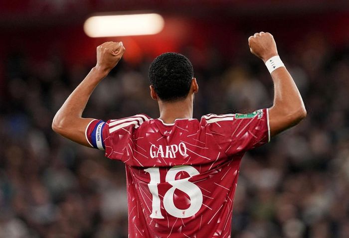 Tiền đạo Hà Lan chơi tốt trong ngày đeo băng đội trưởng Liverpool