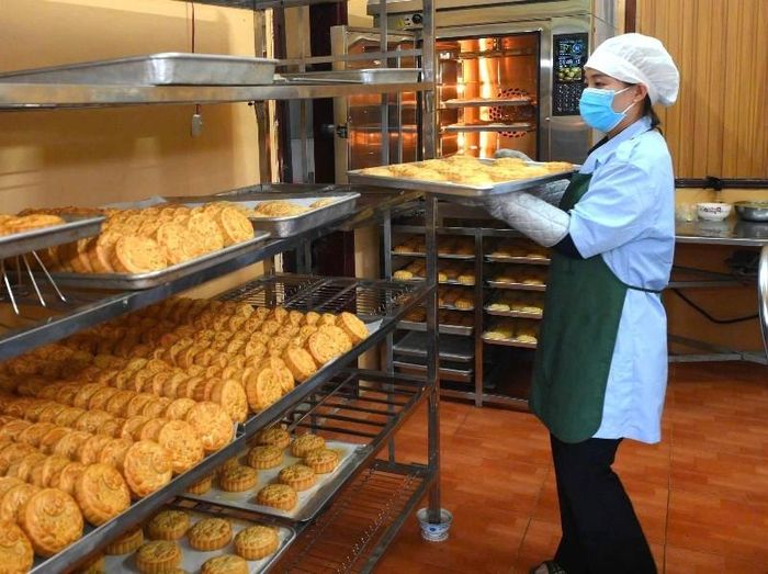 Bánh sau khi nướng chín được đưa ra làm nguội. Ảnh: Đơn vị cung cấp