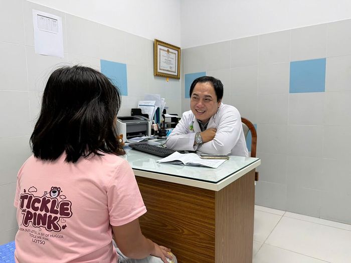Bé T. cứ tới cổng trường là đau bụng, buồn nôn. Bé mắc hội chứng tâm lý có tên rối loạn nghi bệnh. Ảnh: Thanh Huyền