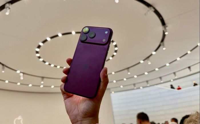 iPhone 18 Pro màu Burgundy. Ảnh: The Verge