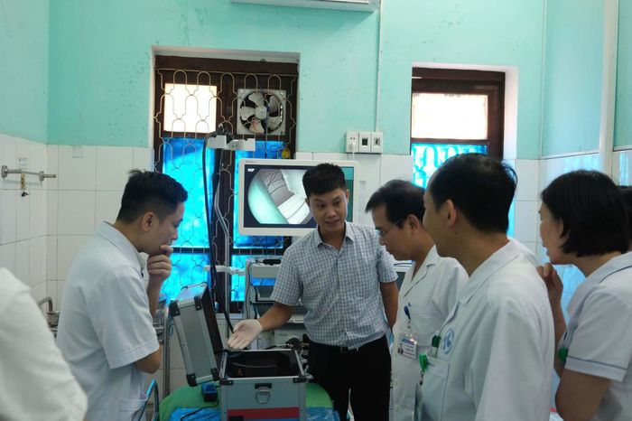 Anh Đức (áo kẻ) có thời gian dài làm việc tại Hà Nội