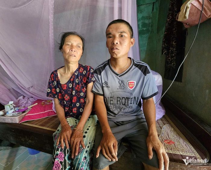 Di chứng từ vụ tai nạn khiến anh Hà không còn tỉnh táo, không thể lao động và khó khăn trong việc chăm sóc bản thân. Ảnh: Hải Sâm