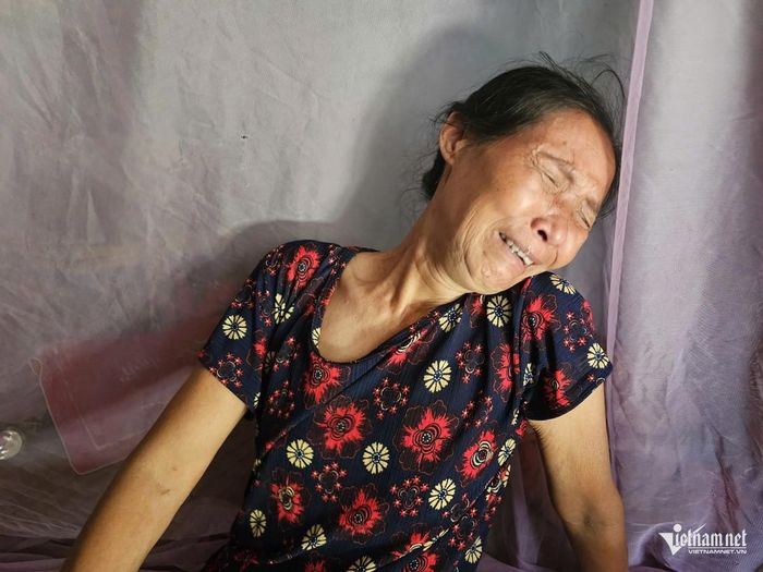 "Tôi già rồi, nếu có chuyện gì cũng đành chịu. Nhưng còn thằng Hà, tôi mất rồi thì nó biết sống với ai?”, bà Lý khóc. Ảnh: Hải Sâm