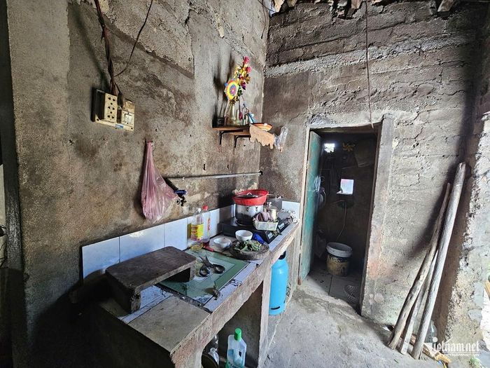 Gian bếp chật chội của hai mẹ con bà Lý. Ảnh: Hải Sâm