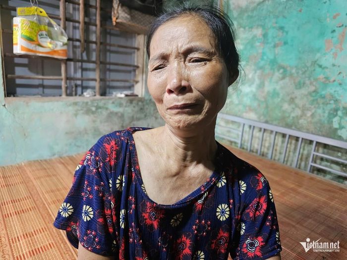 Bà Lý nghẹn ngào khi nhắc đến chồng và con trai. Ảnh: Hải Sâm