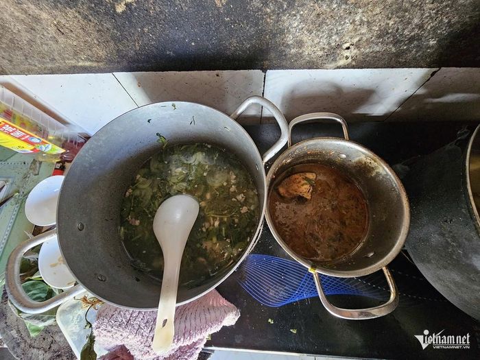 Thức ăn trưa của mẹ con bà Lý chỉ có nồi canh và khúc cá nhỏ. Ảnh: Hải Sâm
