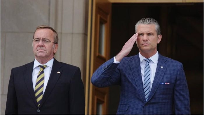 Bộ trưởng Quốc phòng Đức Boris Pistorius (trái) và Bộ trưởng Chiến tranh Mỹ Pete Hegseth. Ảnh: DPA