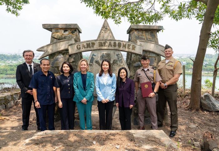 Các đại biểu Việt Nam và Mỹ đứng trước tấm biển Camp Reasoner tại Đà Nẵng ngày 15/9. Ảnh: ĐSQ Mỹ tại Việt Nam