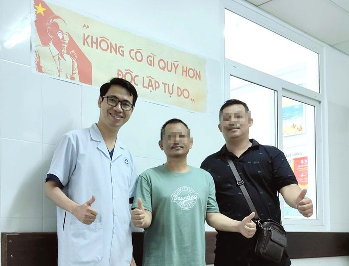 Bệnh nhân L.A (giữa) hồi phục sau 10 ngày được các bác sĩ tích cực điều trị. Ảnh: H.S