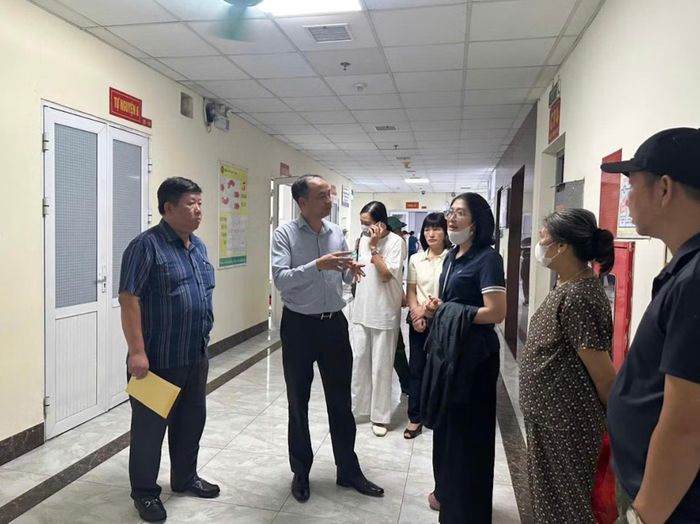 Bí thư, Chủ tịch HĐND phường Tây Hồ Nguyễn Đình Khuyến và Chủ tịch UBND phường Nguyễn Thanh Tịnh tới thăm hỏi động viên các nạn nhân bị thương do vụ cháy