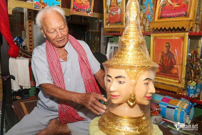 Cụ Huyên chia sẻ:"Tôi bắt đầu sưu tầm và chế tác tượng Phật từ những năm 2000. Đến khi tượng ngày một nhiều, tôi bắt đầu xây tháp và người thân đều ủng hộ. Nhà có 7 ha đất trồng lúa nên cũng có chút của ăn, của để. Con cái đã lớn, có việc làm ổn định. Tôi trích số tiền kiếm được để xây nhà tháp”.