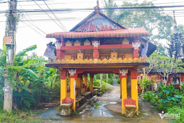 Lối vào cũng gây ấn tượng với tông màu đỏ gạch và vàng chủ đạo. Những cây cột được chạm khắc hình tượng Phật, tạo nên không gian mang đậm dấu ấn văn hóa Khmer.