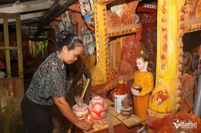 Dẫn phóng viên đi tham quan không gian tháp, chị Sơn Thị Nha (49 tuổi), con dâu cụ Huyên, cho biết trước đây cụ gần như tự mình làm tất cả, từ nhà tháp cho đến căn nhà gia đình đang sinh sống. Ngoài công trình đặc biệt này, cụ Huyên còn sở hữu hàng trăm đầu sách liên quan đến Phật giáo được viết bằng tiếng Khmer. “Một tay cha tự làm hết. Mấy năm nay, do sức khỏe kém nên cha mới để con cháu cùng làm”, chị Nha chia sẻ.