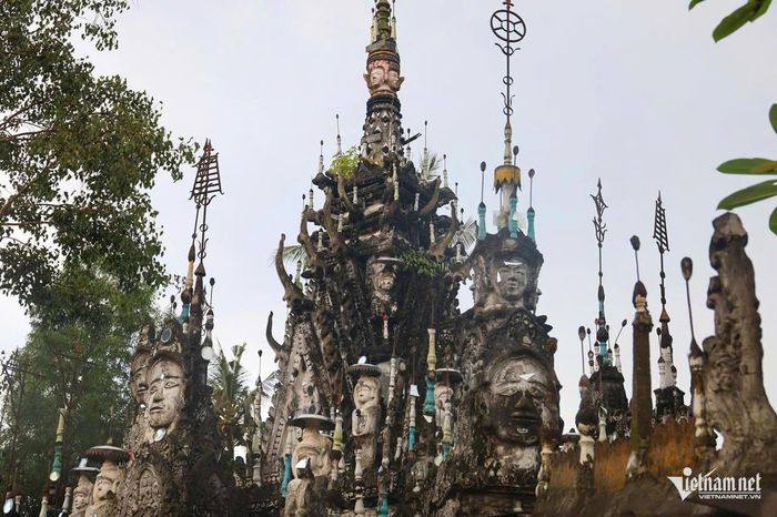 Phần nóc tháp được trang trí bằng những họa tiết, hoa văn tinh xảo. Nhiều tượng được gắn gương, mang ý nghĩa “tâm sáng như gương”. Từ chân tường đến đỉnh, ngôi tháp cao khoảng 20m.