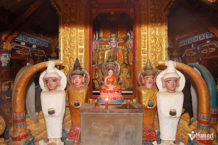 Không gian tháp chứa đựng một khối lượng tượng Phật đáng nể. Ước tính có đến hàng nghìn pho tượng lớn nhỏ được đặt khắp ngôi nhà tháp. Theo cụ Huyên, mỗi pho tượng có hình dáng, tư thế và ý nghĩa riêng.