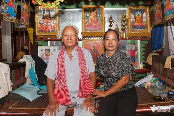 Theo chị Nha, con của cụ cũng sống cạnh nhà để chăm sóc cha. Dù gia đình có 19 anh em nhưng các thành viên trong nhà luôn sống chan hòa, đồng thời đều ủng hộ và hỗ trợ kinh phí để cha tiếp tục theo đuổi niềm đam mê làm tượng Phật.