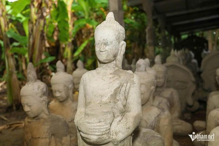 Bên trong công trình là hệ thống 3 lớp cửa nối tiếp nhau. Qua lớp cửa đầu tiên là lối đi uốn cong, chạy vòng theo hình vuông và men sát thân tháp. Mỗi lần mở thêm một cánh cửa, một không gian mới lại hiện ra cùng những đoạn hành lang quanh co, dẫn người bước sâu hơn vào bên trong. Điều khiến nhiều người khâm phục là phần lớn các pho tượng trong nhà tháp đều do chính tay cụ Huyên chế tác. Từ xi măng, cụ tự tạo hình, sau đó phối màu và hoàn thiện từng chi tiết như mắt, môi, y phục và phần đế tượng.