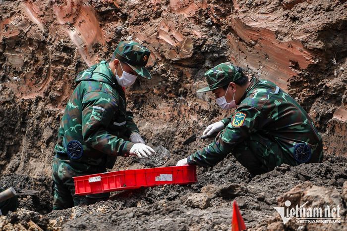 Tính đến hết ngày 14/9, lực lượng chức năng đã phát hiện, quy tập 632 hài cốt liệt sĩ tại công viên Lê Thị Riêng. Ảnh: Nguyễn Huế