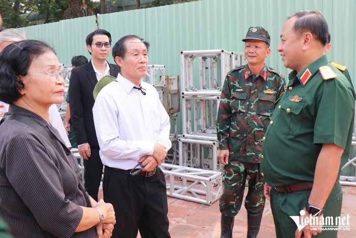Thiếu tướng Nguyễn Thành Trung thăm hỏi các cựu chiến binh biệt động Sài Gòn đến dâng hoa, dâng hương, tưởng niệm các anh hùng liệt sĩ tại công viên Lê Thị Riêng sáng 16/9. Ảnh: Phước Sáng