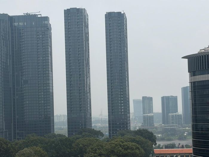 Nhiều toà nhà chìm khuất sau lớp mù xám đục. Ảnh: TK