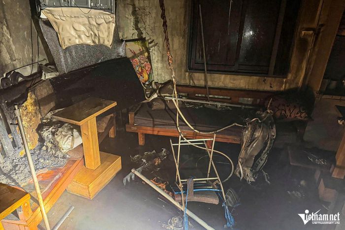 Bên trong ngôi nhà bị cháy, nhiều vật dụng đã bị cháy xém, hư hỏng. Ảnh: Đình Hiếu