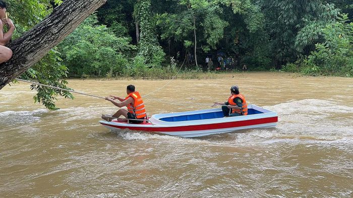 Lực lượng chức năng xã Tam Thái chuẩn bị phương tiện, sẵn sàng triển khai cứu hộ, cứu nạn và hỗ trợ người dân khi có tình huống khẩn cấp. Ảnh: Cổng thông tin xã Tam Thái