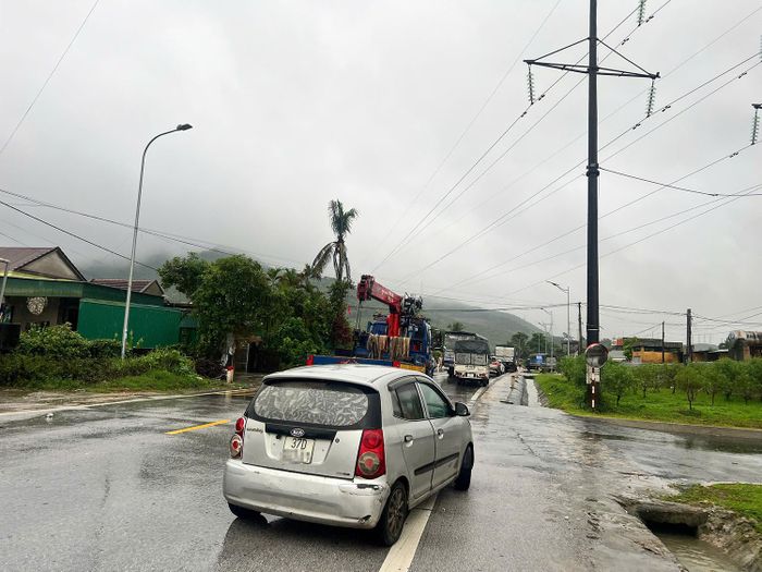 Quốc lộ 48 đoạn qua thị xã Thái Hòa (cũ) ngập khiến nhiều phương tiện di chuyển từ Vinh lên ùn ứ, phải quay đầu. Ảnh: T.T