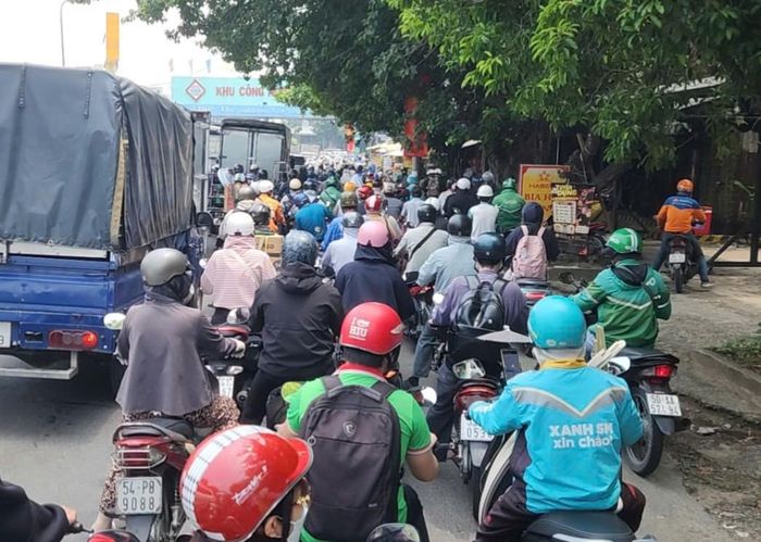 Đường Trường Chinh ùn tắc sau vụ tai nạn. Ảnh: TK