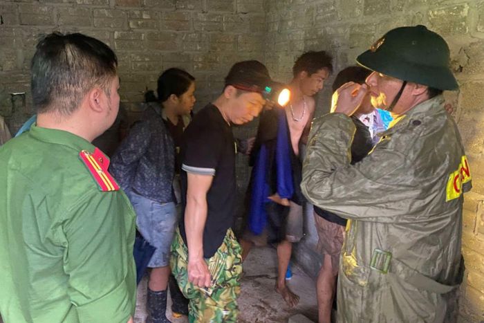 Lực lượng công an xã Dũng Tiến phối hợp với các lực lượng giải cứu 3 người an toàn ra khỏi hang Rút. Ảnh: CACC