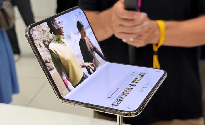 iPhone Duo hiện tại không có Face ID và camera telephoto. Ảnh: Mashable