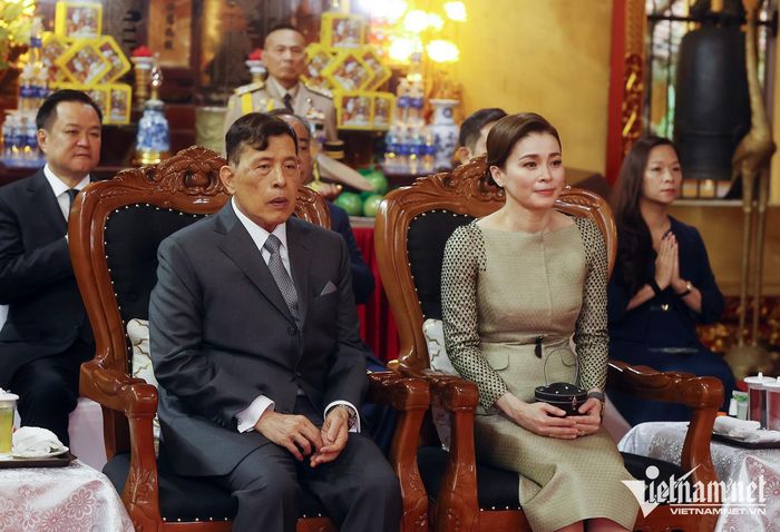 Nhà Vua Thái Lan và Hoàng hậu dự buổi lễ cầu nguyện