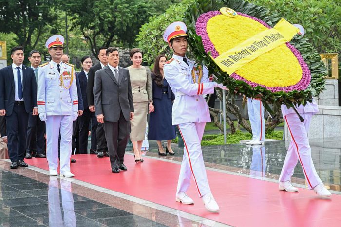Nhà Vua và Hoàng hậu Thái Lan đặt vòng hoa tưởng niệm các Anh hùng liệt sĩ