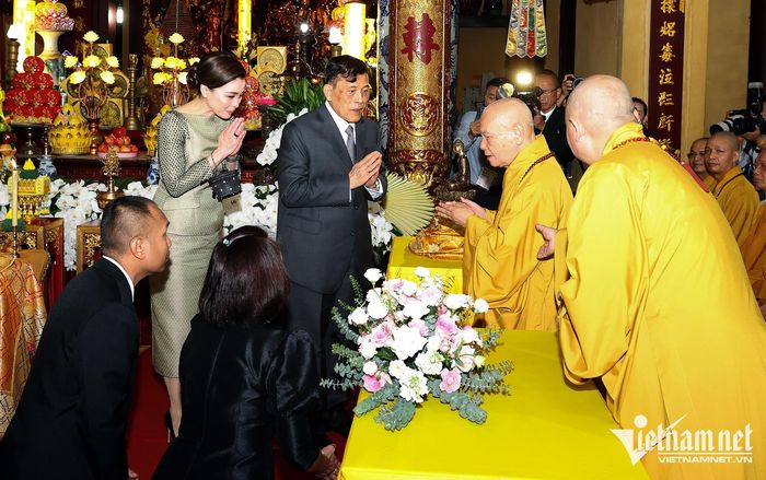 Nhà Vua và Hoàng hậu thăm hỏi, chúc sức khỏe, an lạc đến chư tôn đức giáo phẩm lãnh đạo Trung ương Giáo hội Phật giáo Việt Nam