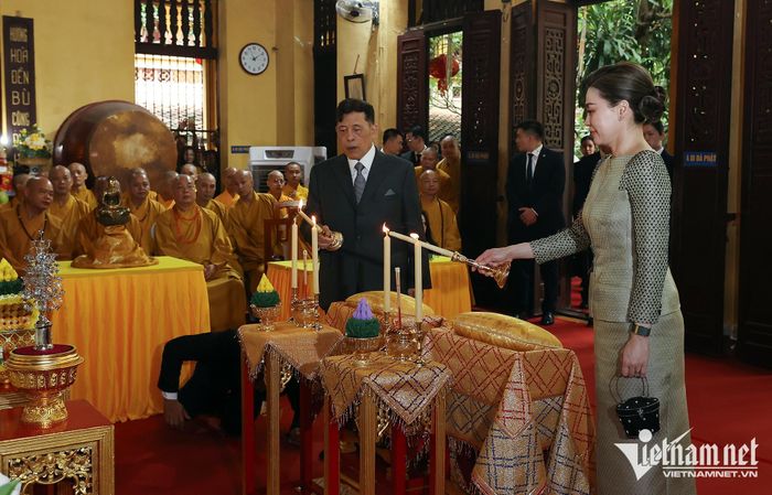 Nhà Vua và Hoàng hậu thắp đèn, dâng hoa lễ Phật