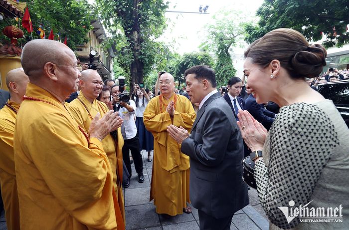 Chư tăng Trung ương Giáo hội Phật giáo Việt Nam tiễn Nhà Vua và Hoàng hậu