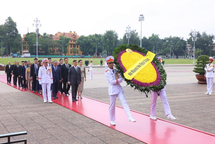 Nhà Vua và Hoàng hậu Thái Lan vào Lăng viếng Chủ tịch Hồ Chí Minh