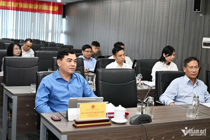 Thứ trưởng Thường trực Bộ Dân tộc và Tôn giáo Nguyễn Hoài Anh (áo xanh) chủ trì cuộc họp