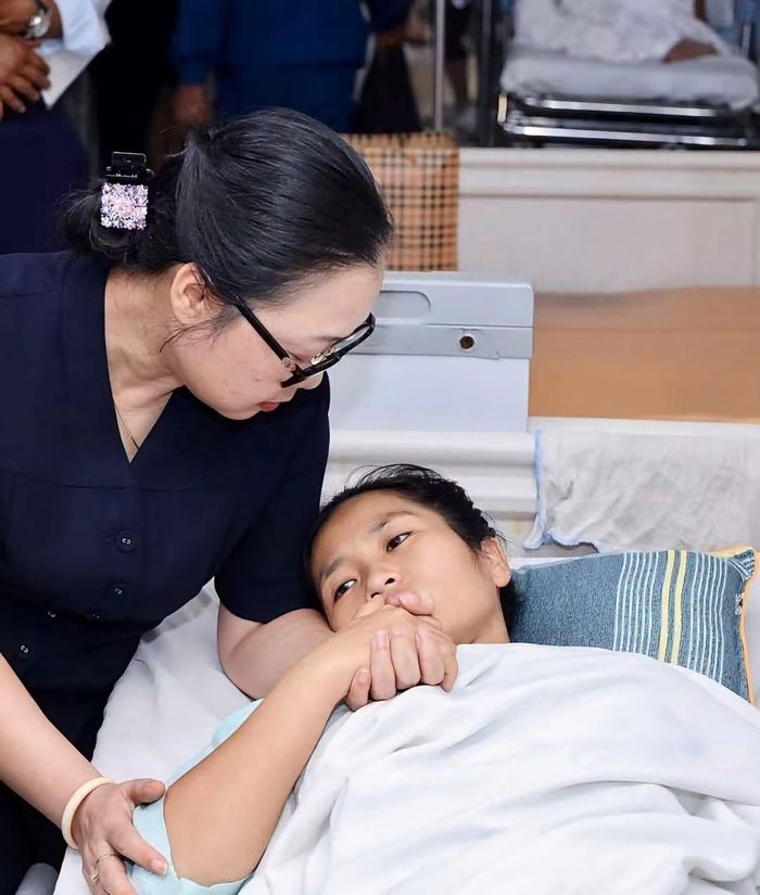 Thứ trưởng Bộ Giáo dục và Đào tạo Nguyễn Thị Quyên Thanh đến Bệnh viện Việt Đức thăm và động viên cô giáo Hoàng Thị Hiền. Ảnh: CTV