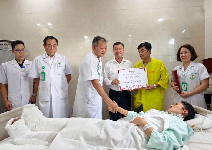 Báo VietNamNet trao món quà đợt 1 tới gia đình cô Hiền. Ảnh: Thạch Thảo
