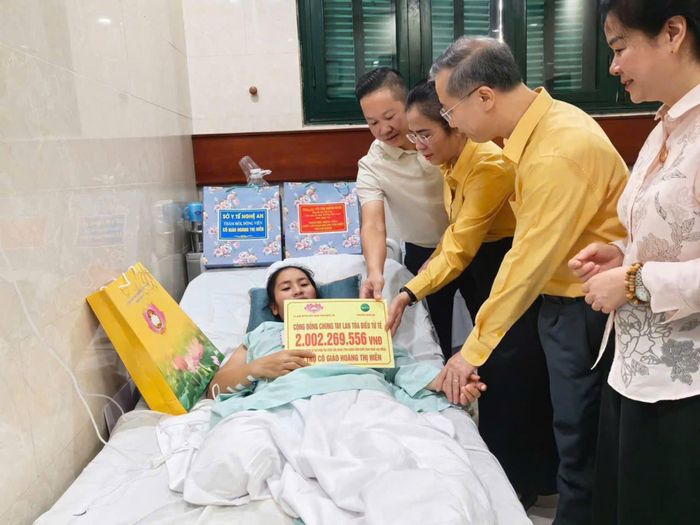 Đoàn công tác của UBND tỉnh Nghệ An do bà Võ Thị Minh Sinh, Phó Bí thư Tỉnh Uỷ, Chủ tịch Uỷ ban MTTQ Việt Nam tỉnh làm trưởng đoàn đã đến thăm và trao số tiền 2.002.269.556 đồng đến cô giáo Hoàng Thị Hiền. Ảnh: Tỉnh Nghệ An