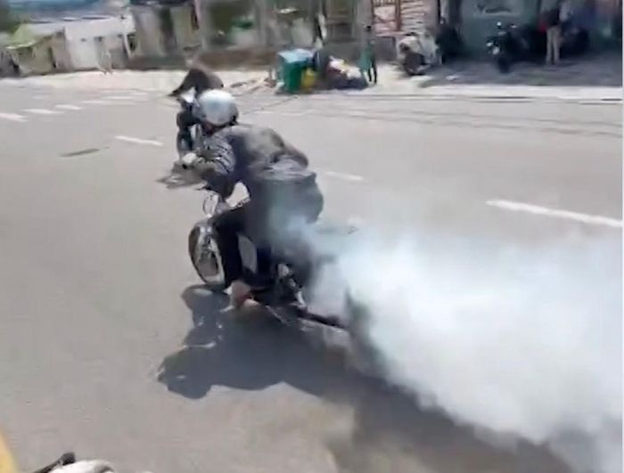 Các thanh thiếu niên tụ tập biểu diễn xe điện độ chế trên đường phố Vũng Tàu. Ảnh: Cắt từ clip