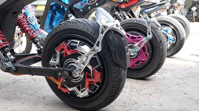 Các loại xe máy điện được độ chế. Ảnh: CA