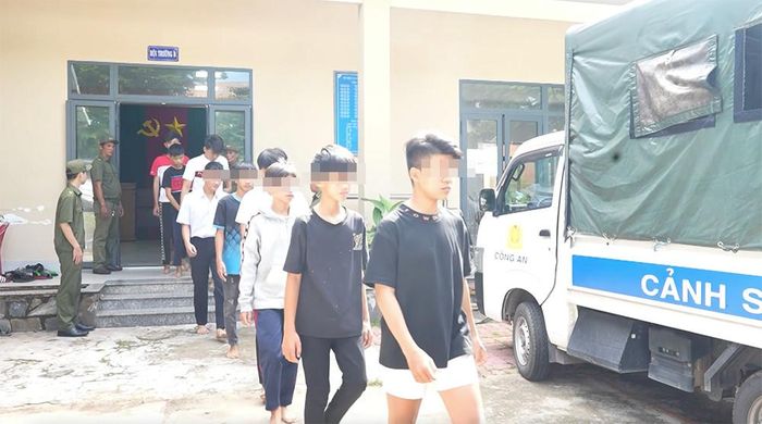 Các đối tượng bị triệu tập để phục vụ điều tra. Ảnh: CA